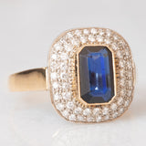 Anello a margherita vintage in oro giallo 18K con zaffiro e diamanti di taglio brillante (0.30ctw ca.), anni ‘70
