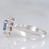 Anello a margherita vintage in oro bianco 18K con zaffiro (0.50ct ca.) e diamanti di taglio brillante (0.25ctw ca.), anni ‘80