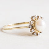 Vintage-Gänseblümchenring aus 14-karätigem Gelb- und Weißgold mit weißer Perle und Diamanten im Brillantschliff (ca. 0.18 ctw), 70er Jahre