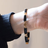 Halbstarres Vintage-Onyx-Armband aus 14-karätigem Gelbgold mit chinesischem Schriftverschluss aus 14-karätigem Gelbgold, 70er Jahre