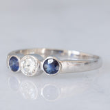 Trilogy vintage in oro bianco 14K con zaffiri (0.24ctw ca.) e diamante di taglio brillante (0.20ct ca.), anni ‘60/‘70