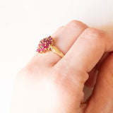 Vintage-Blumenring aus 9-karätigem Gelbgold mit synthetischen Rubinen (ca. 1 Karat), 70er/80er Jahre