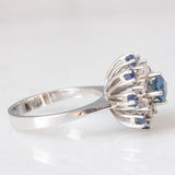 Anello a fiocco di neve vintage in oro bianco 14K con zaffiri (1.10ctw ca.) e diamanti di taglio brillante (0.48ctw ca.), anni ‘70/‘80
