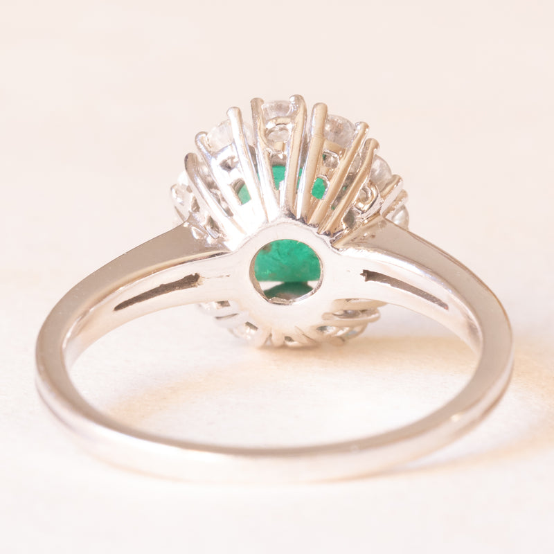 Anello a margherita in oro bianco 18K con smeraldo (1ct ca.) e diamanti di taglio brillante (0.60ctw ca.)