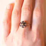 Anello a fiore vintage in oro giallo 9K con zaffiri (0.60ctw ca.) e diamanti (0.07ctw ca.)