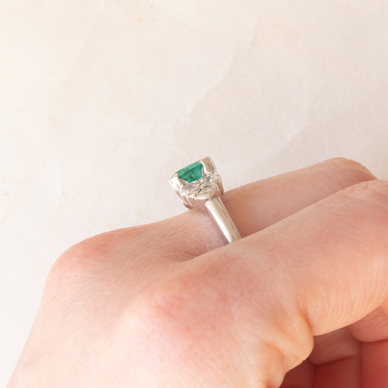 Anello vintage in oro bianco 18K con smeraldo (0.50ct ca.) e diamanti di taglio brillante (0.50ctw ca.)