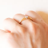 Vintage-Solitär aus 18 Karat Gelb- und Weißgold mit Diamant im Brillantschliff (ca. 0.15 ct), 60er Jahre