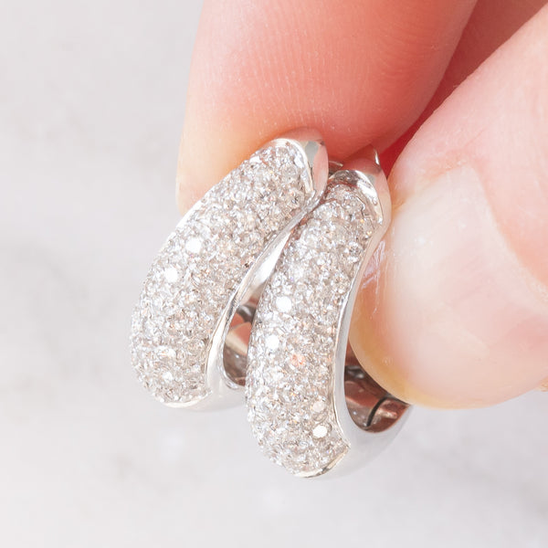 Orecchini a cerchio vintage in oro bianco 18K con pavé di diamanti (1ctw ca.), anni ‘80
