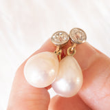 Orecchini pendenti in oro giallo 18K e argento con perle bianche e diamanti di taglio vecchia miniera (1ctw ca.)
