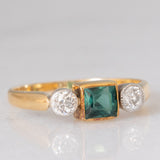 Trilogy antico in oro giallo 14K con tormalina verde di taglio carré (0.35ct ca.) e diamanti di taglio vecchia Europa (0.30ctw ca.), anni ‘20/‘30