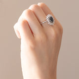 Vintage-Gänseblümchenring aus 14 Karat Weißgold mit Saphiren (ca. 2 ct) und Diamanten im Brillantschliff (ca. 0.80 ctw), 70er Jahre