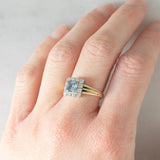 Anillo vintage de oro amarillo y blanco de 14 quilates con margaritas, topacio azul (aprox. 0.70 ct) y diamantes de talla brillante (aprox. 0.48 ct), década de 70/80