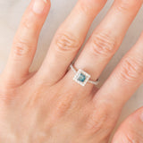 Anello a margherita vintage in oro bianco 18K con diamante blu (0.54ct) e diamanti bianchi (0.40ctw)