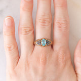 Anello vintage in oro giallo 9K con apatite (0.80ctw ca.) e zaffiri (0.37ctw ca.), anni ‘80/‘90