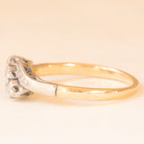Anello “bypass” antico in oro giallo e bianco 15K con diamanti di taglio vecchia Europa (0.16ctw ca.), anni ‘20/‘30