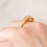Anello “sole” in oro giallo 9K con apatite verde (1.19ct) e zaffiri bianchi