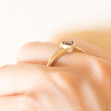 Anello vintage in oro giallo 9K con ametista di taglio trillion (0.45ct ca.) e diamanti di taglio brillante (0.09ctw ca.), anni ‘70