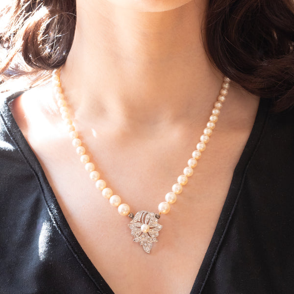 Collana vintage con filo di perle bianche e con decorazioni in oro bianco 18K e 14K con diamanti (1.20ctw ca.) e zaffiro (0.40ct ca.), anni ‘60