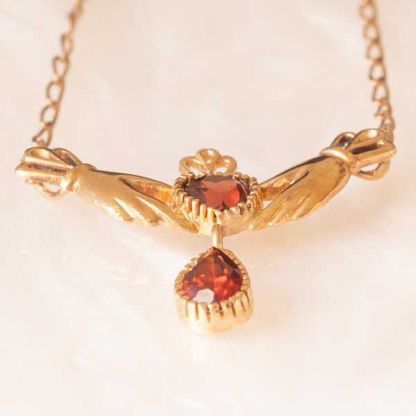 Collana vintage con decorazione Claddagh in oro giallo 9K con granati (1ctw ca.), anno 1992