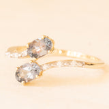 Moderner Contrarier-Ring aus 10 Karat Gelb- und Weißgold mit Spinellen (ca. 0.90 ctw) und Diamanten, Jahr 2016