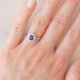 Anello a margherita vintage in platino con zaffiro (0.53ct) e diamanti (0.32ctw), anni ‘90