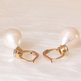 Orecchini pendenti in oro giallo 18K e argento con perle bianche e diamanti di taglio vecchia miniera (1ctw ca.)