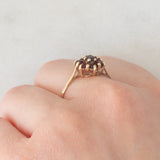 Bague fleur vintage en or jaune 9 carats avec grenats (environ 0.70 ct au total), 1977