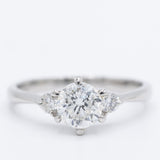 Trilogy vintage in platino con diamanti di taglio brillante (centrale di 1.02ct), anni ‘80