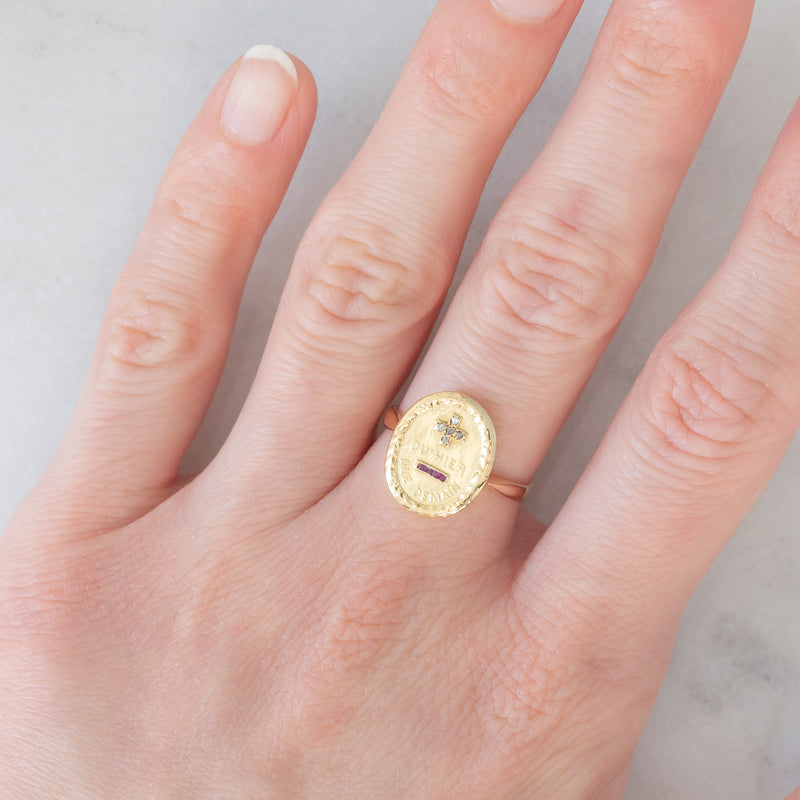 Anello “Plus qu’hier moins que demain” vintage in oro giallo 18K con diamanti e rubini