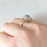 Anillo vintage de oro amarillo y blanco de 14 quilates con margaritas, topacio azul (aprox. 0.70 ct) y diamantes de talla brillante (aprox. 0.48 ct), década de 70/80