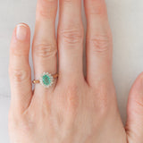 Anello a margherita vintage in oro giallo e bianco 9K con smeraldo (0.70ct ca.) e diamanti (0.20ctw ca.), anni ‘80