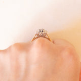 Anello a margherita vintage in oro giallo e bianco 9K con zaffiro (0.50ct ca.) e diamanti di taglio brillante (0.20ctw ca.), anni ‘70/‘80