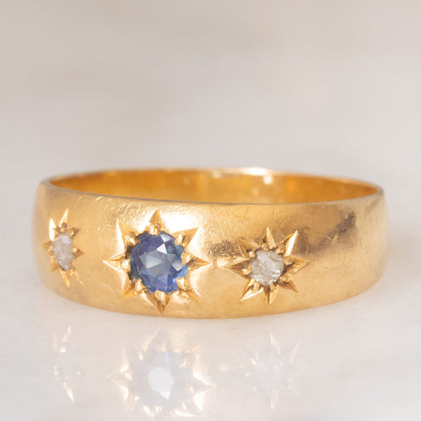 Anello gypsy vintage in oro giallo 14K con zaffiro (0.10ct ca.) e diamanti di taglio rosetta (0.04ctw ca.), anni ‘40/‘50