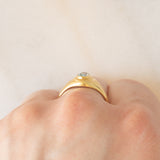 Anello chevalier vintage in oro giallo 14K con topazio azzurro, anni ‘60