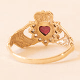 Claddagh-Ring aus 9-karätigem Gelbgold mit Zirkonia und herzförmigem Granat, 60er/70er Jahre