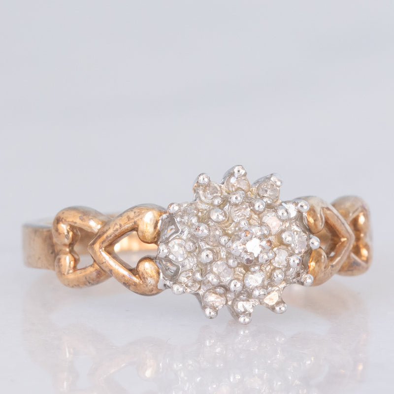 Anello a fiore vintage in oro giallo e bianco 9K con diamanti (0.15ctw ca.), anni ‘80