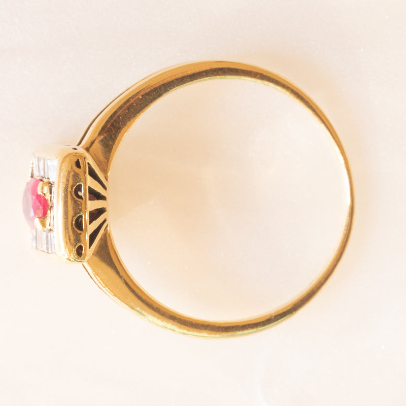 Anello vintage in oro giallo 18K con rubino (0.30ct ca.) e diamanti di taglio carré (0.42ctw ca.), anni ‘80