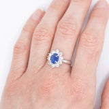 Anello a margherita in platino con zaffiro (1.66ct ca.) e diamanti di taglio brillante (0.88ctw ca.), anni ‘90