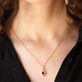 Collana vintage con catenina in oro giallo 9K e con ciondolo a margherita in oro giallo e bianco 9K con zaffiro (0.40ct ca.) e diamanti (0.03ctw ca.), anni ‘70