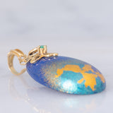 Collana moderna con filo di vetri blu e con pendente in oro giallo 18K con lapislazzuli, smeraldo e diamante