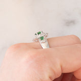 Anello a fiore vintage in platino con tsavoriti (0.80ctw) e diamanti (0.85ctw), anni ‘90/anni ‘2000