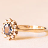 Anello a margherita vintage in oro giallo 9K con zaffiro (0.40ct ca.) e diamanti (0.12ctw ca.), anno 1984