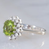 Anello a margherita vintage in oro bianco 14K con peridoto verde (2.60ct ca.) e diamanti di taglio brillante (0.36ctw ca.), anni ‘70/‘80