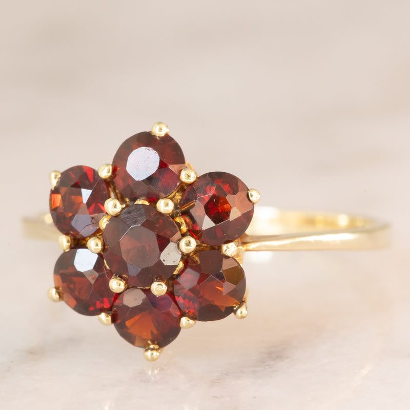 Anello a fiore vintage in oro giallo 8K con granati (1.10ctw ca.), anni ‘70