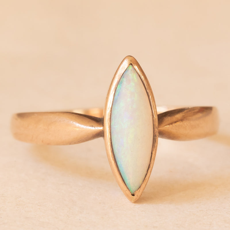 Anello antico in oro giallo 8K con opale, anni ‘10/‘20