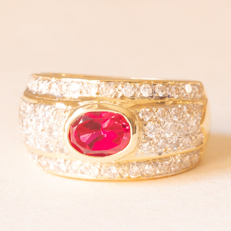 Anello a fascia vintage in oro giallo 18K con rubino (1.40ct ca.) e diamanti di taglio brillante (1ct ca.), anni ‘70/‘80
