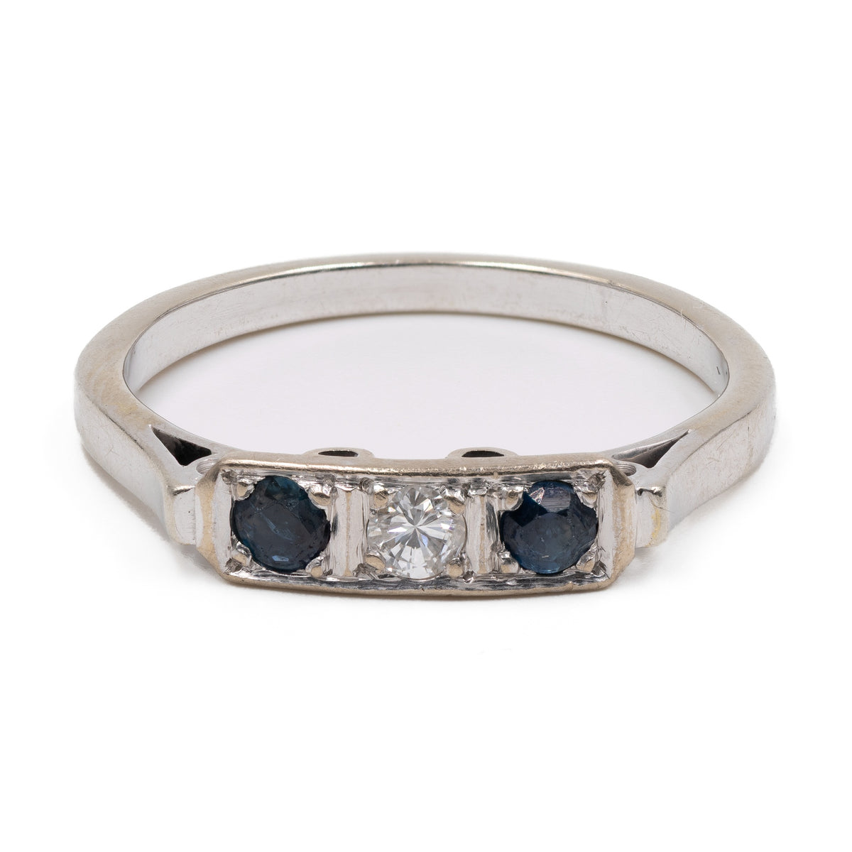 Anello Art Déco in oro bianco 14k con diamante e zaffiri, anni '30