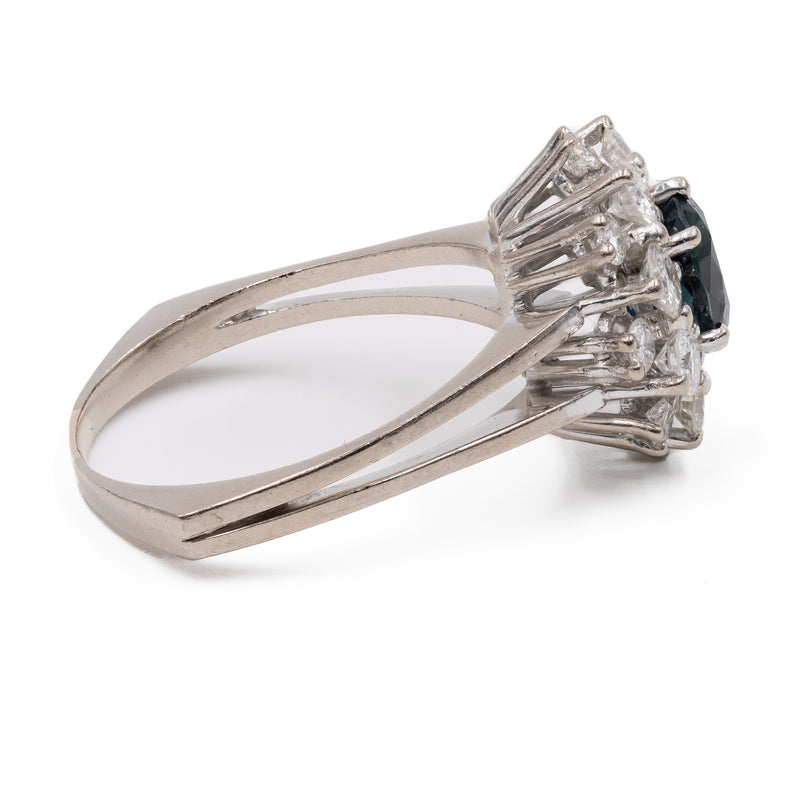Anello vintage a margherita in oro bianco 18k con zaffiro (1,30ct) e diamanti (1,30ctw), anni '70