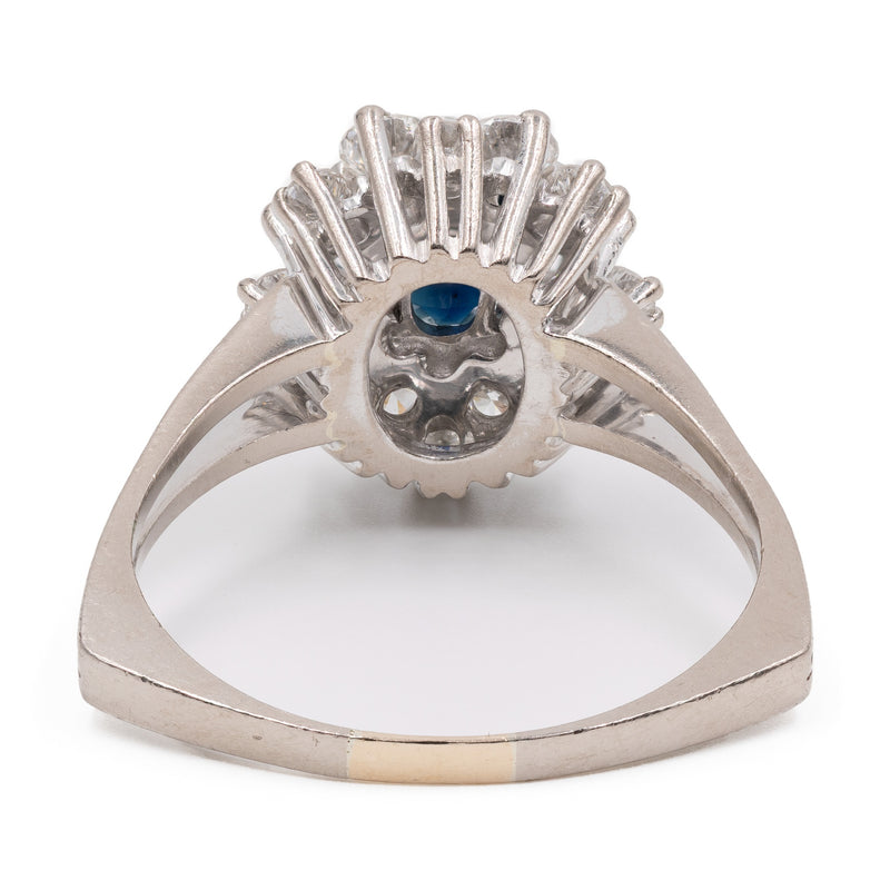 Anello vintage a margherita in oro bianco 18k con zaffiro (1,30ct) e diamanti (1,30ctw), anni '70