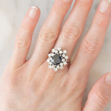 Anello a margherita vintage in oro bianco 14K con zaffiro (2.60ct ca.) e diamanti di taglio brillante (1.50ctw ca.), anni ‘60